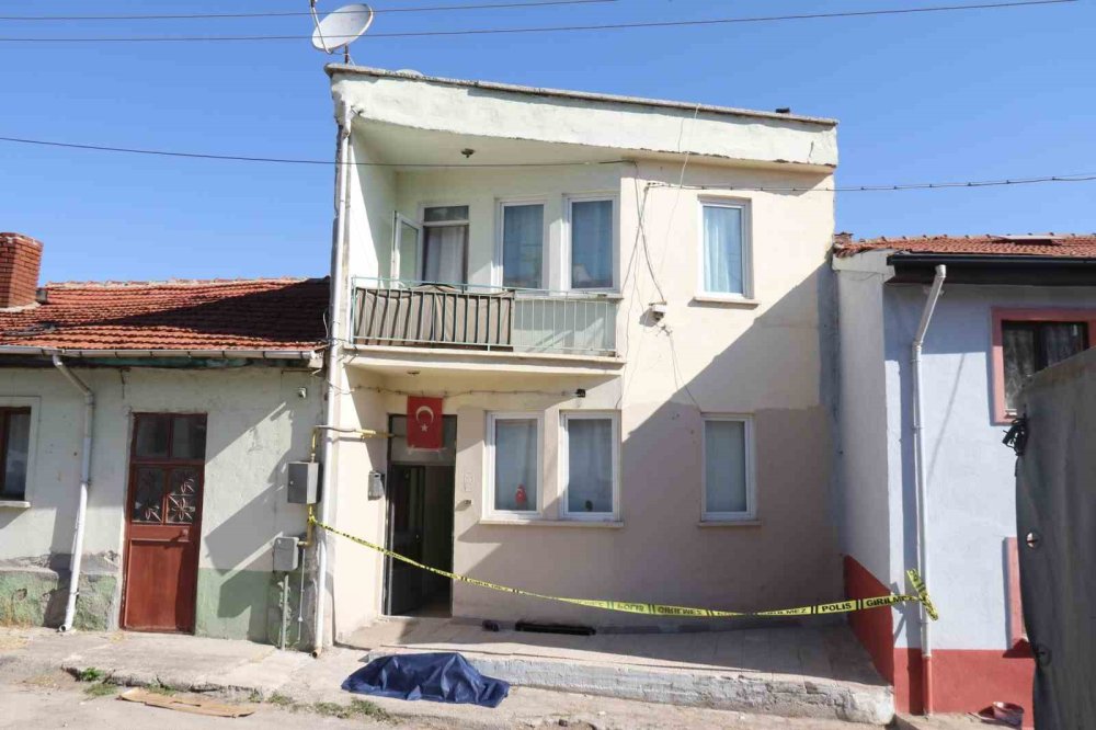 56 Yaşındaki Adam Yaşadığı Evin Önünde Ölü Bulundu
