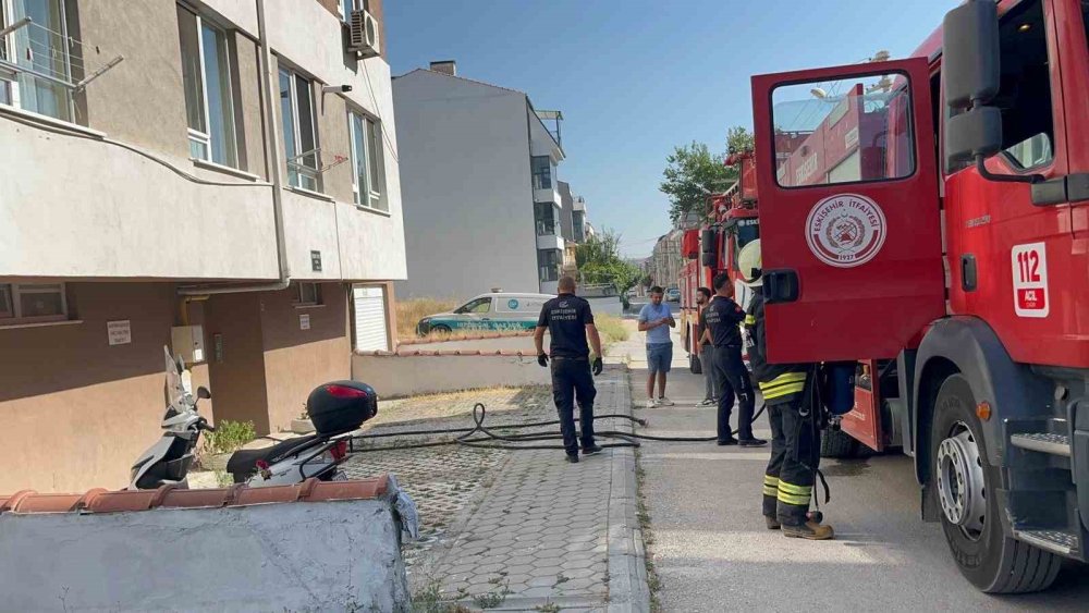 Apartman Dairesinde Çıkan Yangında Dumandan Zehirlen 56 Yaşıdaki Adam Hayatını Kaybetti