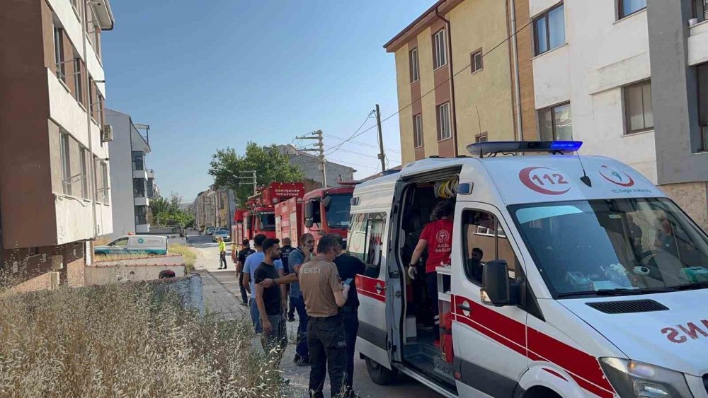 Apartman Dairesinde Çıkan Yangında Dumandan Zehirlen 56 Yaşıdaki Adam Hayatını Kaybetti