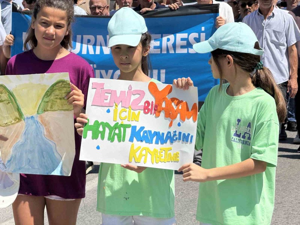 Fabrikaların Dereye Bıraktığı Atıklara Tepki İçin Yürüdüler