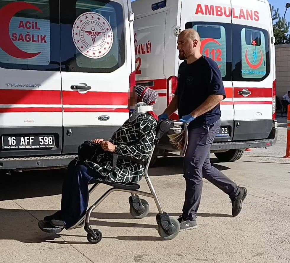 Kavşakta İki Otomobil Çarpıştı: 3 Yaralı