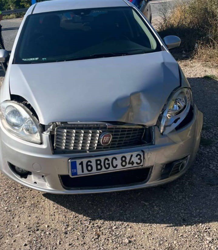 Kavşakta İki Otomobil Çarpıştı: 3 Yaralı