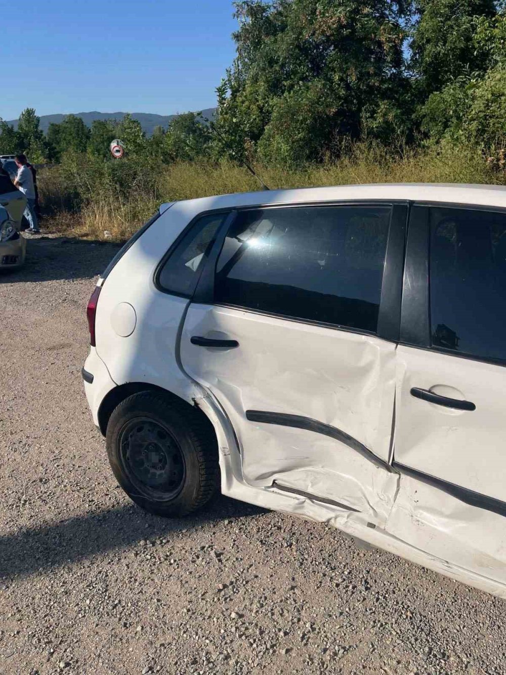 Kavşakta İki Otomobil Çarpıştı: 3 Yaralı