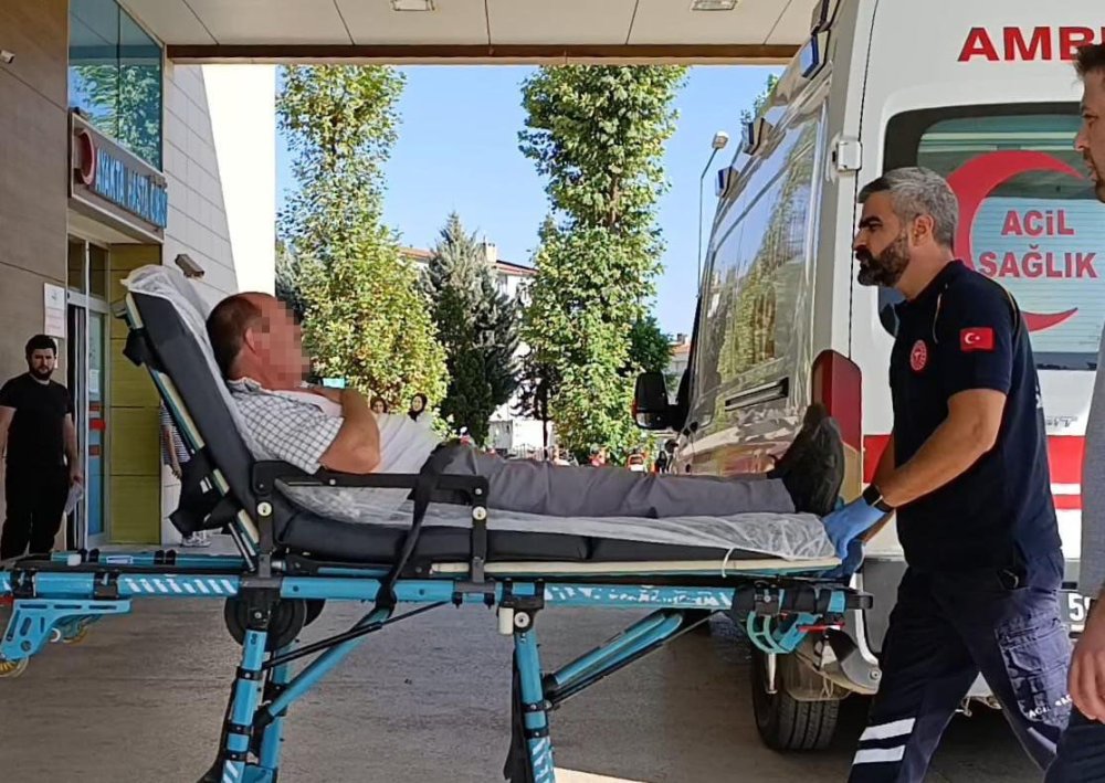 Kavşakta İki Otomobil Çarpıştı: 3 Yaralı
