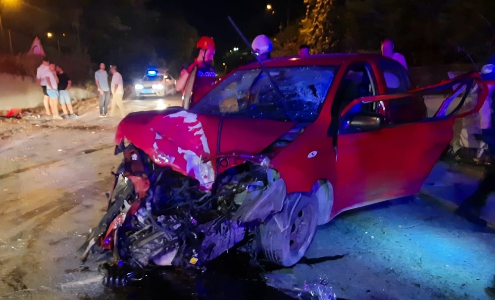 Duvara Çarpan Otomobil Hurdaya Döndü: 2 Yaralı