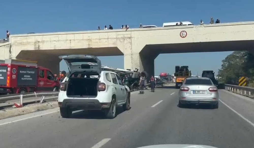 Lastiği Patlayan Kamyon Köprü Ayağına Çarptı Sürücü Öldü