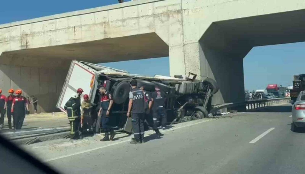 Lastiği Patlayan Kamyon Köprü Ayağına Çarptı Sürücü Öldü