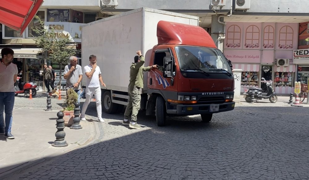 Sopalı Yumruklu Yol Kapatma Kavgası Kamerada