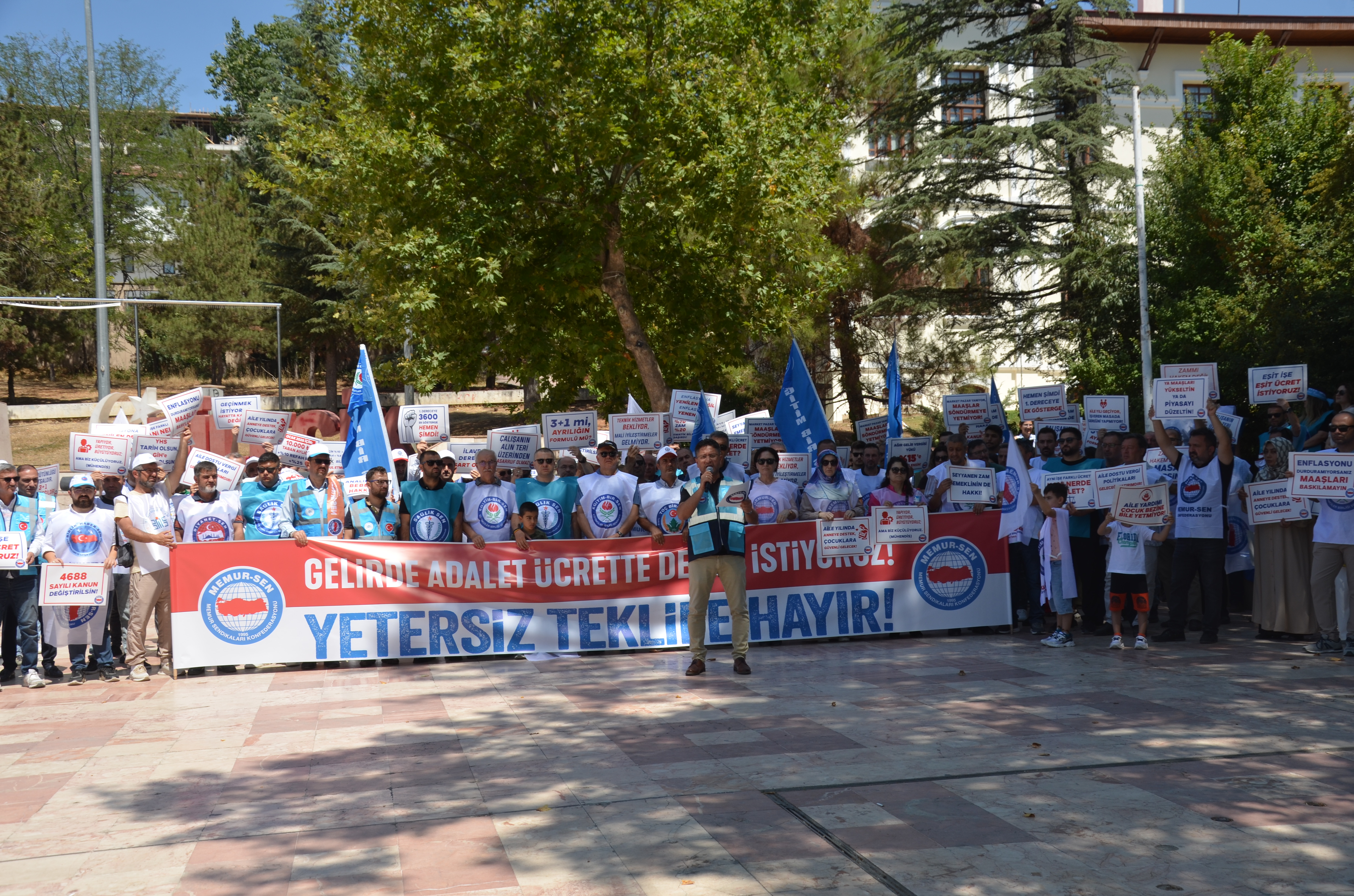 ilk-zam-teklifinin-ardindan-memur-senden-eylem-17.jpg