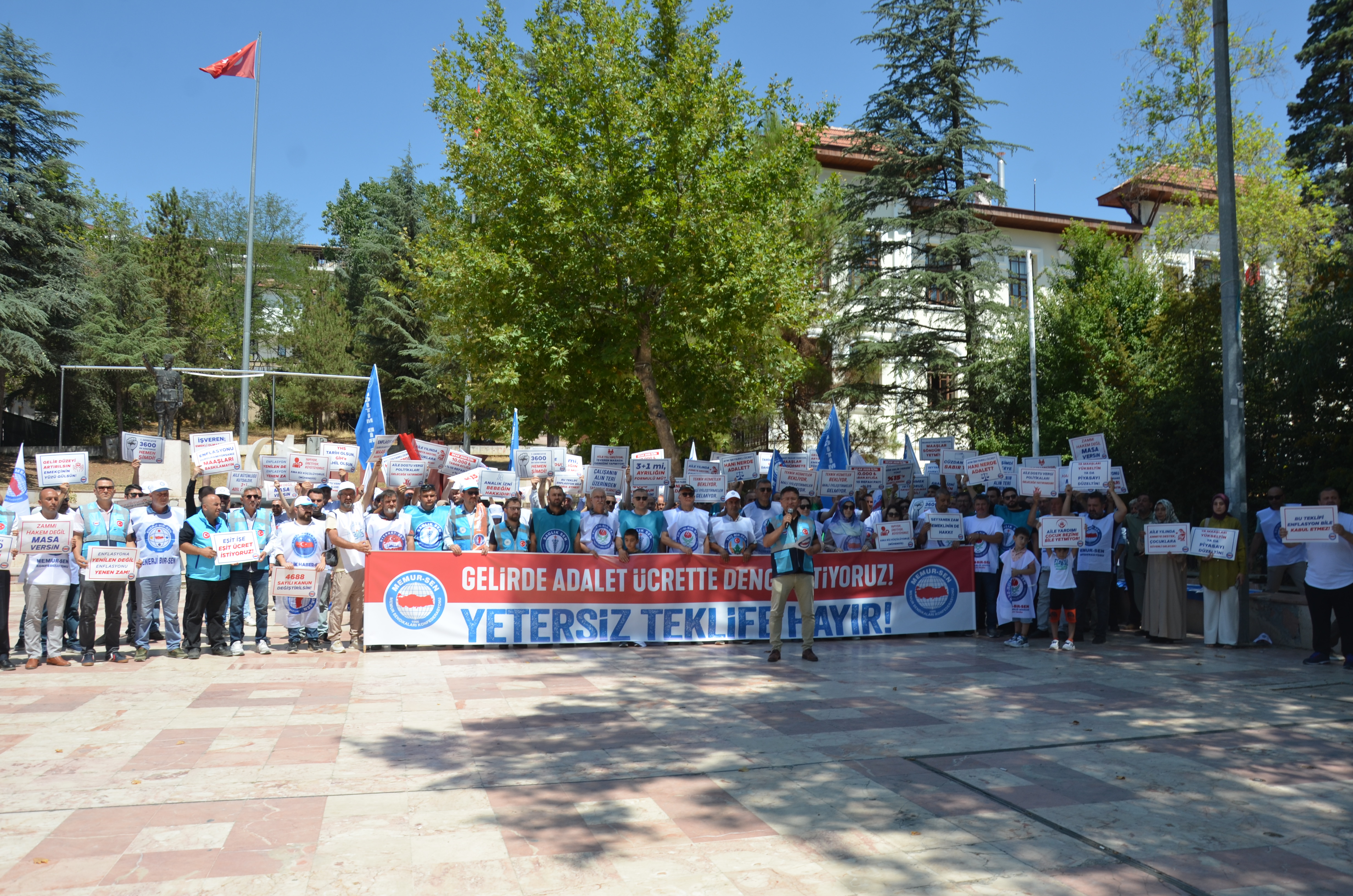 ilk-zam-teklifinin-ardindan-memur-senden-eylem-20.jpg