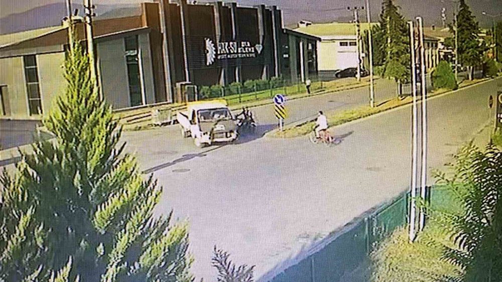 Kamyonetle Çarpışan Motosiklet Sürücüsü Yaralandı