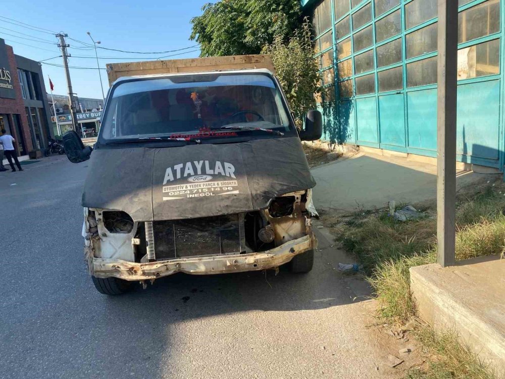 Kamyonetle Çarpışan Motosiklet Sürücüsü Yaralandı