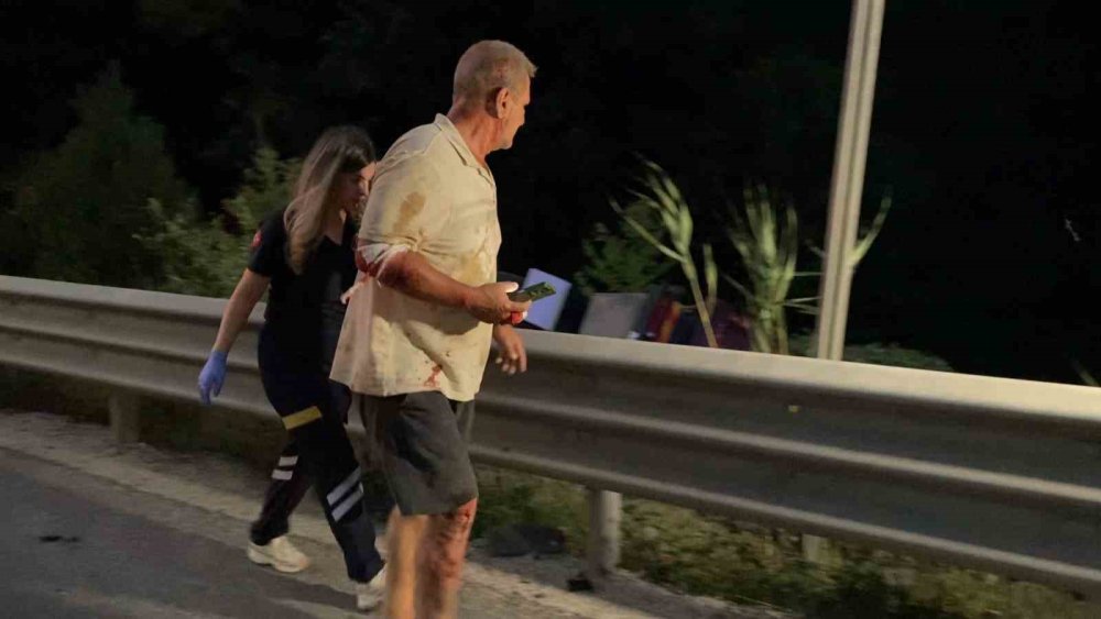 Kontrolden Çıkan Kamyon Şarampole Yuvarlandı: 3 Yaralı