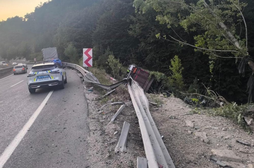 Kontrolden Çıkan Kamyon Şarampole Yuvarlandı: 3 Yaralı