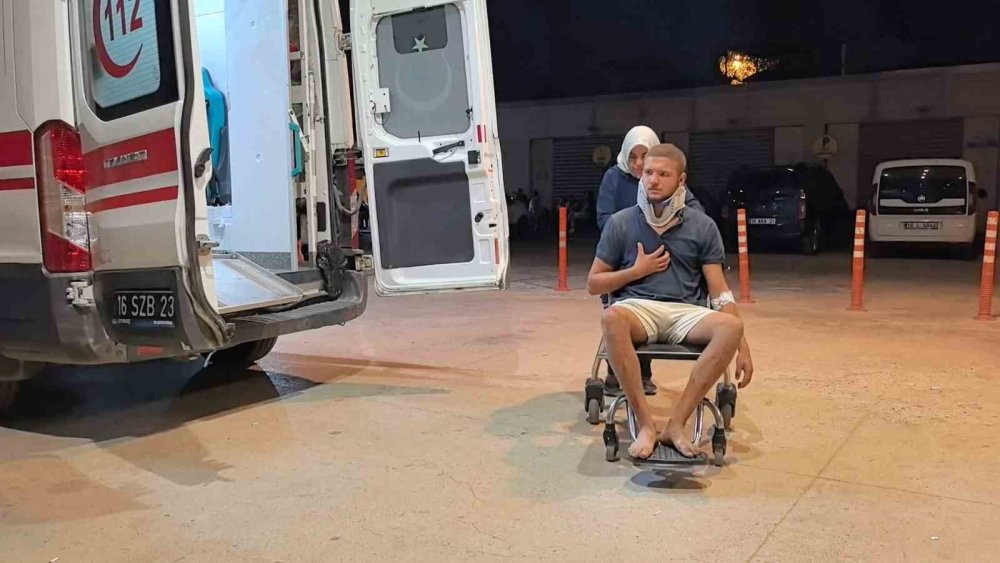 Kontrolden Çıkan Kamyon Şarampole Yuvarlandı: 3 Yaralı
