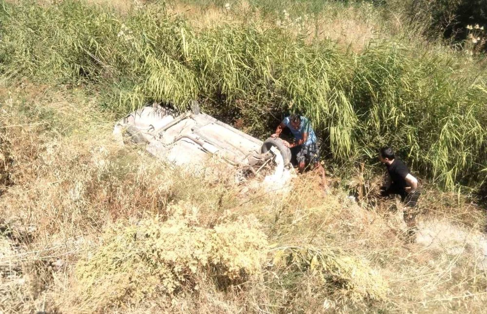 Otomobil Su Kanalına Devrildi: 2 Yaralı