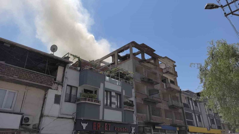 Yıkımına Başlanan Apartmanda Yangın Çıktı