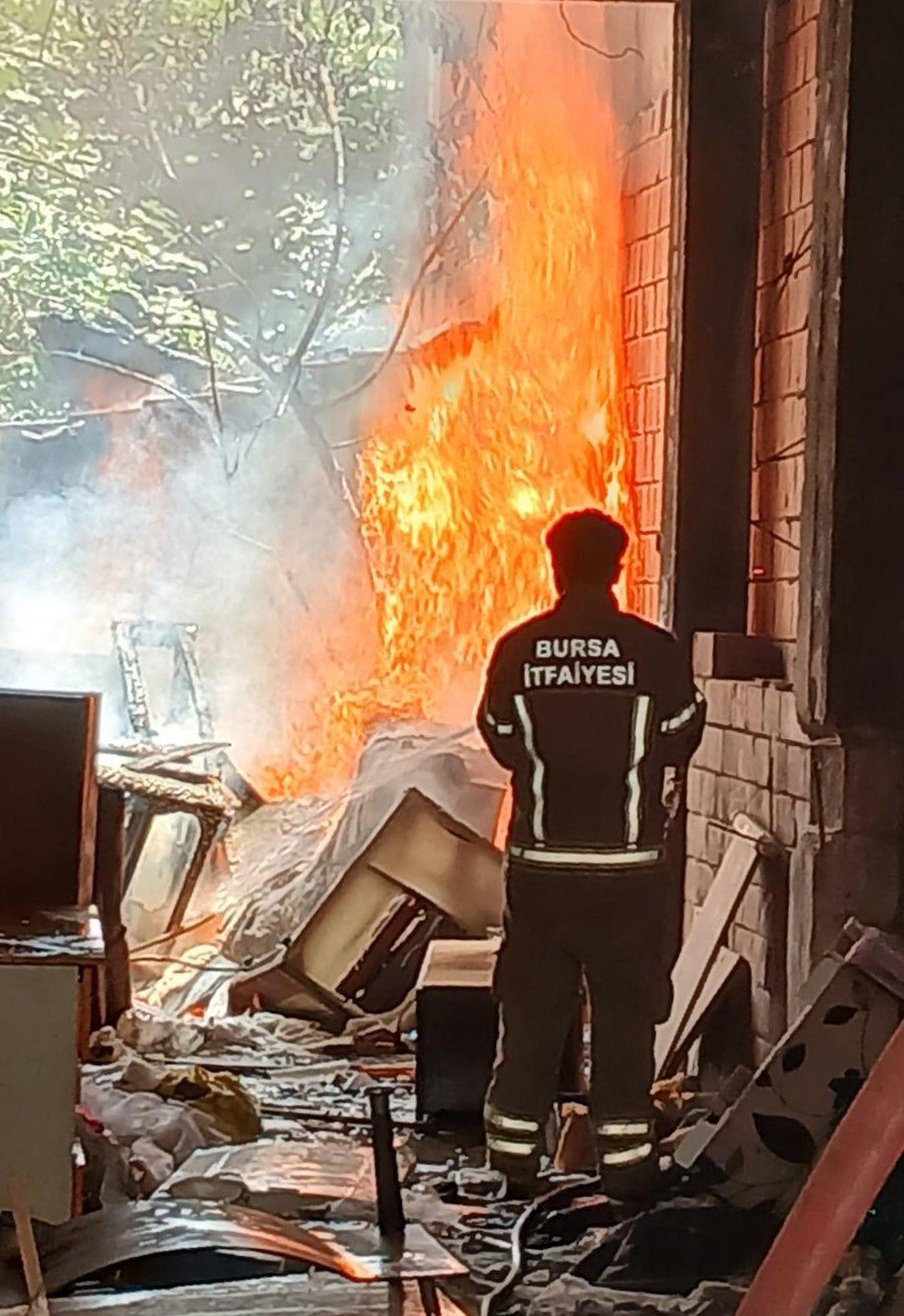 Yıkımına Başlanan Apartmanda Yangın Çıktı