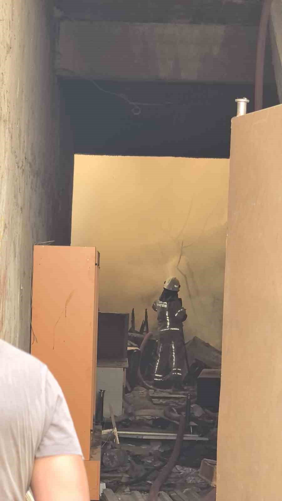 Yıkımına Başlanan Apartmanda Yangın Çıktı