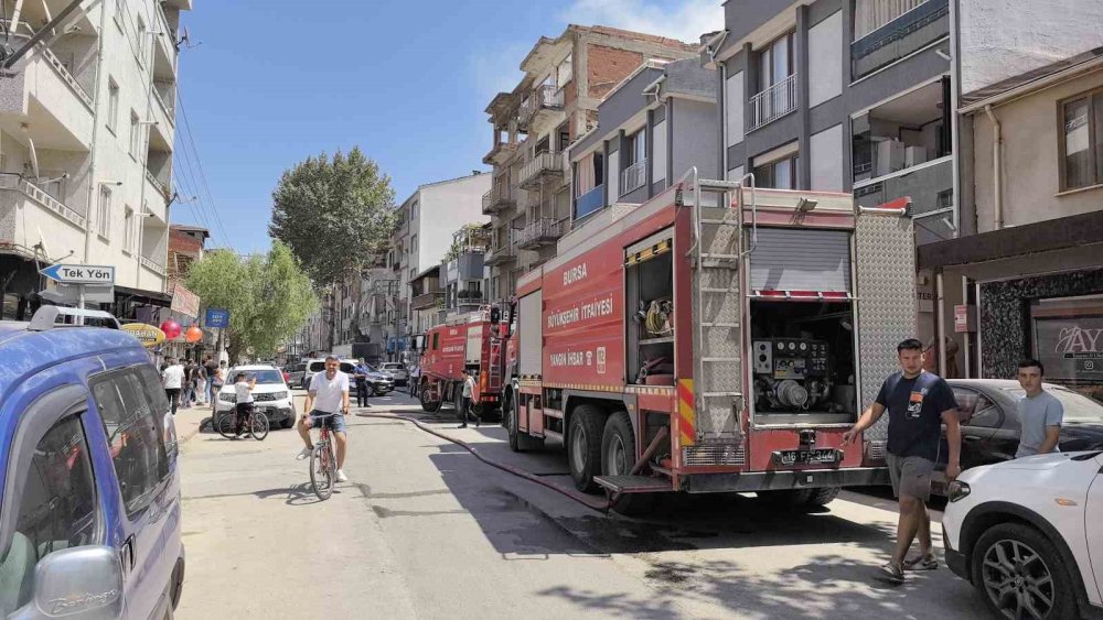Yıkımına Başlanan Apartmanda Yangın Çıktı