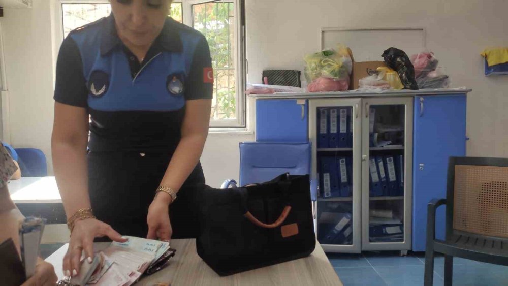 Oğlunun Nikahına Geldi İçinde 1 Çeyrek Altın Ve 38 Bin Lira Olan Çantası Kaybetti