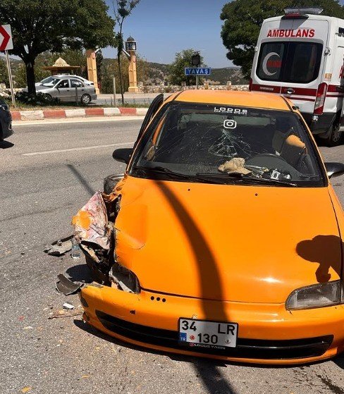 Otomobil Aydınlatma Direğine Çarptı: 2 Yaralı