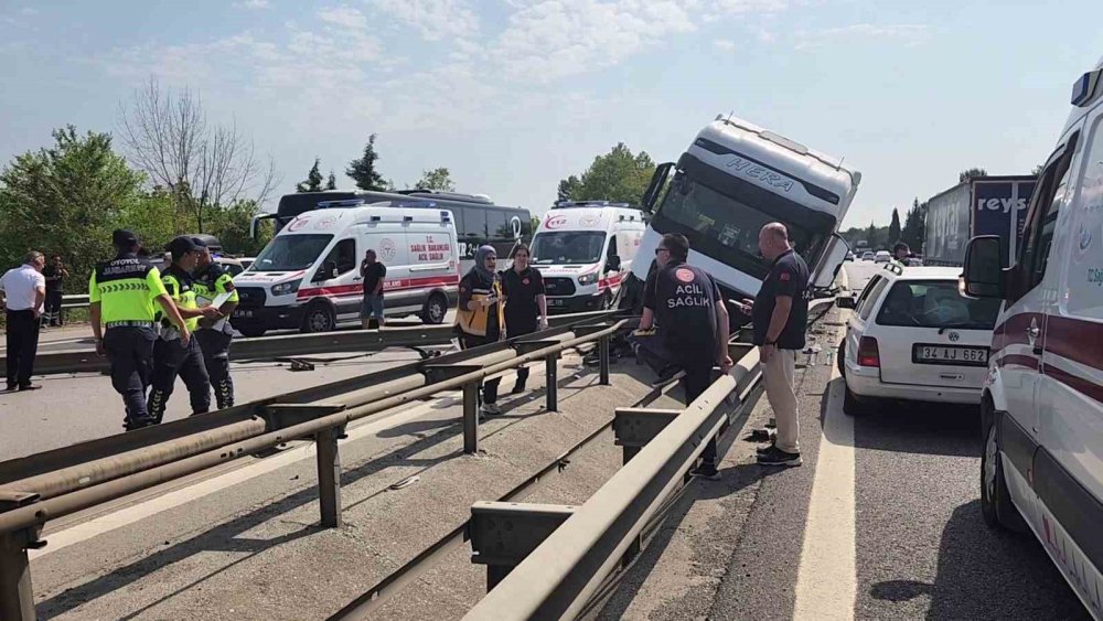 Otoyolda Tırın Yerinden Söktüğü Bariyer Parçaları Yola Savruldu