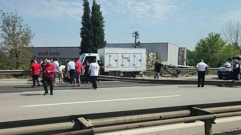 Otoyolda Tırın Yerinden Söktüğü Bariyer Parçaları Yola Savruldu