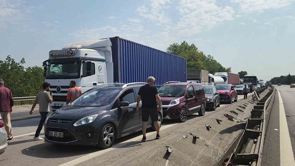 Otoyolda Tırın Yerinden Söktüğü Bariyer Parçaları Yola Savruldu