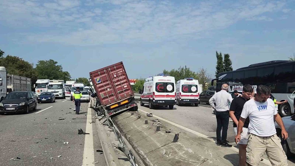 Otoyolda Tırın Yerinden Söktüğü Bariyer Parçaları Yola Savruldu