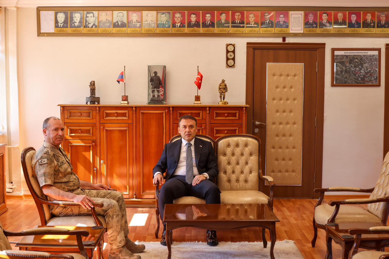 vali-sozerden-komutanlara-iade-i-ziyaretler-1.jpeg