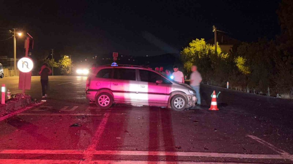 İki Otomobil Kafa Kafaya Çarpıştı: 1’i Ağır 8 Yaralı
