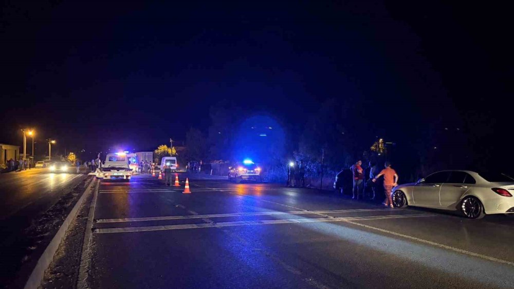 İki Otomobil Kafa Kafaya Çarpıştı: 1’i Ağır 8 Yaralı