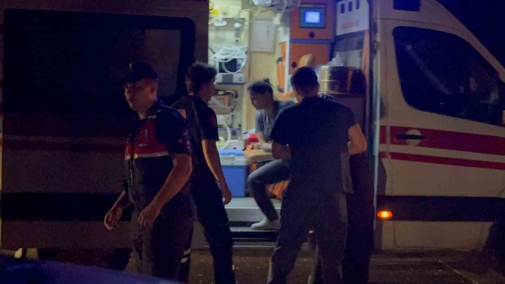 İki Otomobil Kafa Kafaya Çarpıştı: 1’i Ağır 8 Yaralı