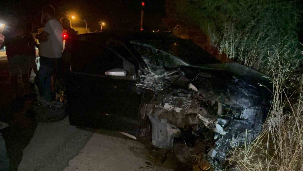 İki Otomobil Kafa Kafaya Çarpıştı: 1’i Ağır 8 Yaralı