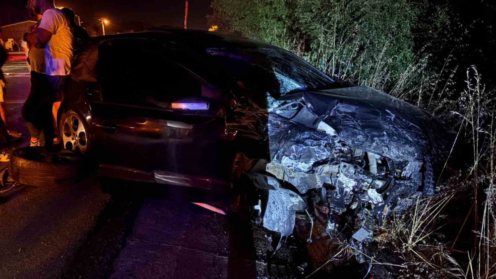 İki Otomobil Kafa Kafaya Çarpıştı: 1’i Ağır 8 Yaralı