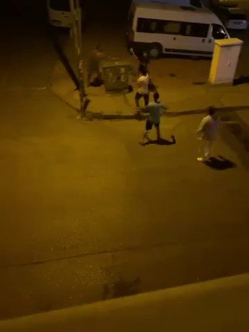 Kavga Ettiği Kişiye Kaldırım Taşı Fırlattı