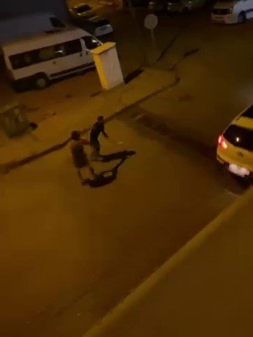 Kavga Ettiği Kişiye Kaldırım Taşı Fırlattı