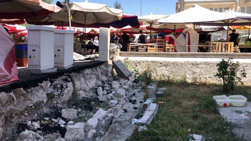 Yıkılan Bahçe Duvarıyla İlgili Vatandaş Ve Pazarcı Arasında Gerginlik Çıktı