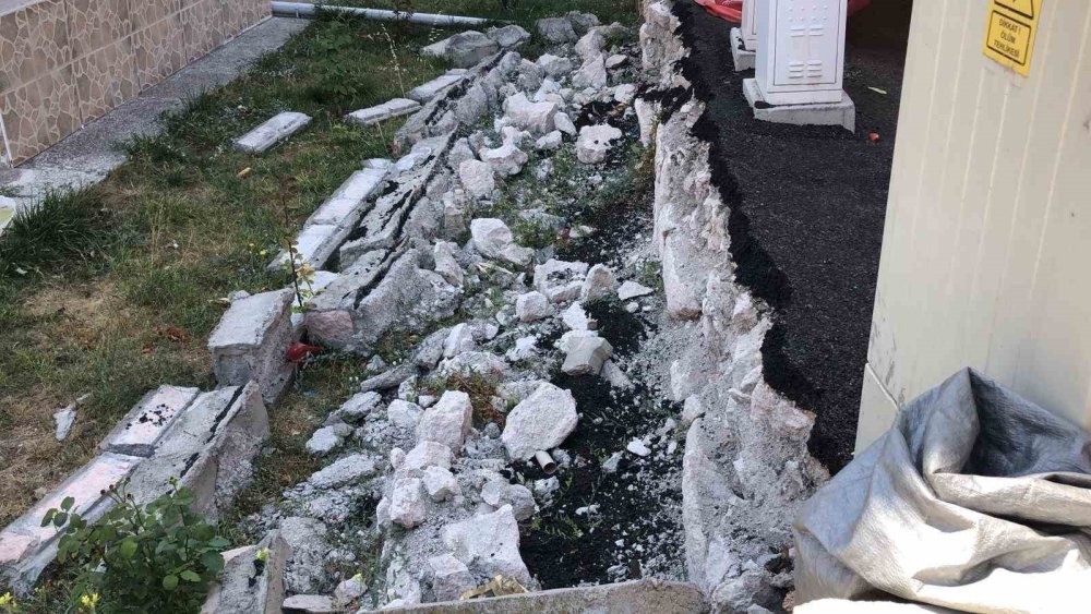 Yıkılan Bahçe Duvarıyla İlgili Vatandaş Ve Pazarcı Arasında Gerginlik Çıktı