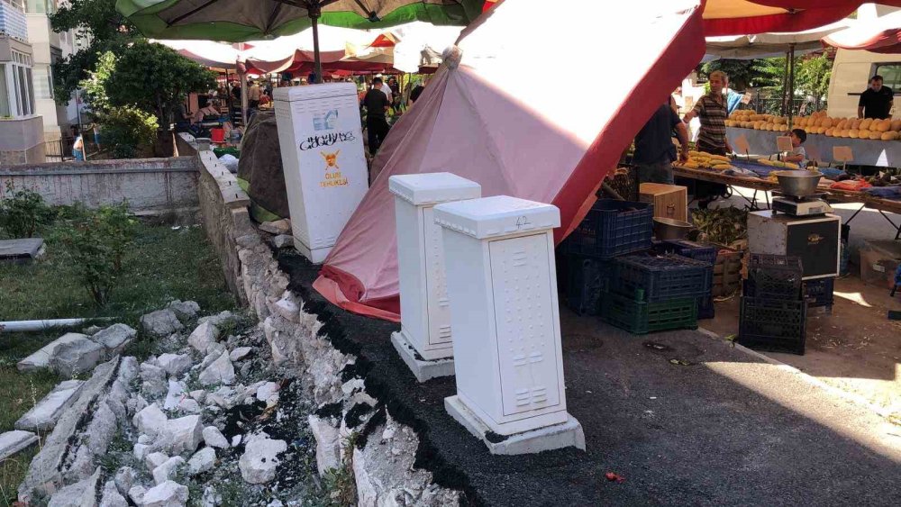 Yıkılan Bahçe Duvarıyla İlgili Vatandaş Ve Pazarcı Arasında Gerginlik Çıktı