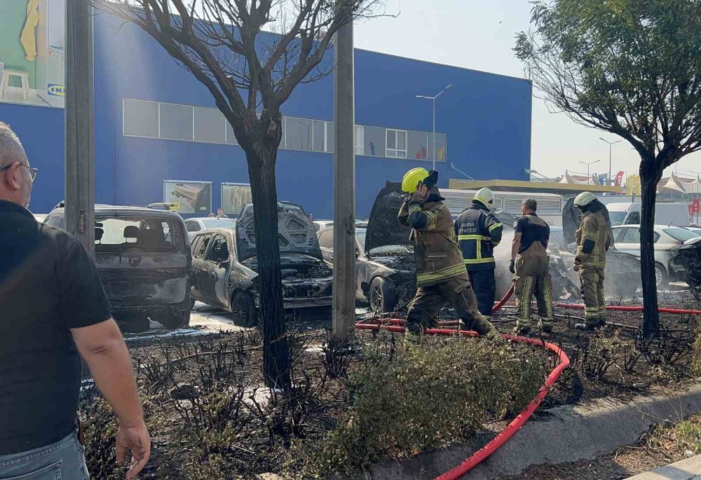 Avm Otoparkında Yangın: 6 Araç Kül Oldu