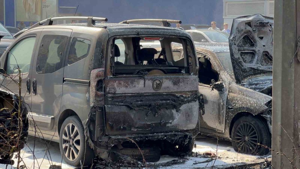 Avm Otoparkında Yangın: 6 Araç Kül Oldu