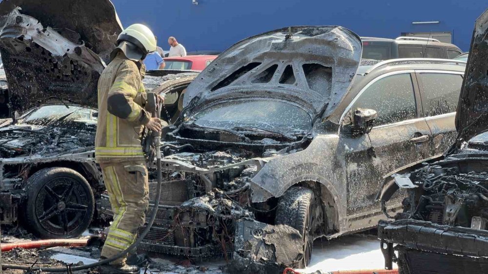 Avm Otoparkında Yangın: 6 Araç Kül Oldu