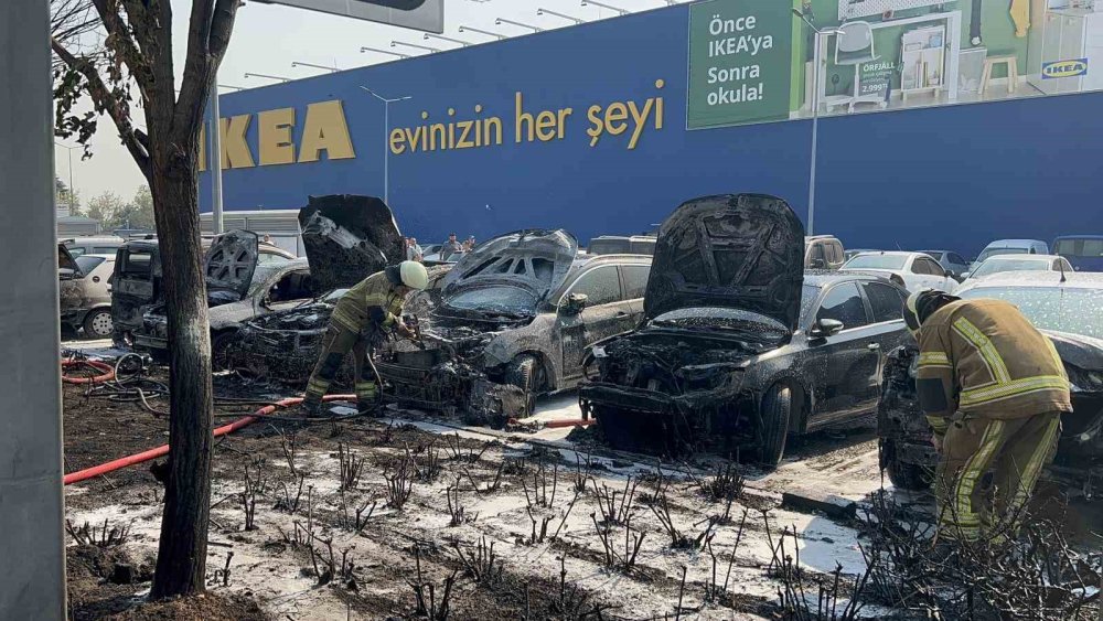 Avm Otoparkında Yangın: 6 Araç Kül Oldu