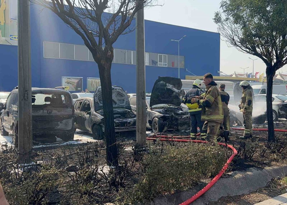 Avm Otoparkında Yangın: 6 Araç Kül Oldu