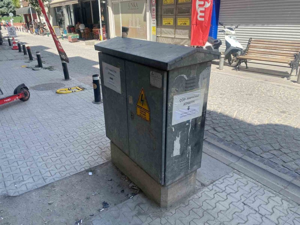 Elektrik Panosunun Dört Bir Tarafına Asılan Uyarılar Dikkat Çekti