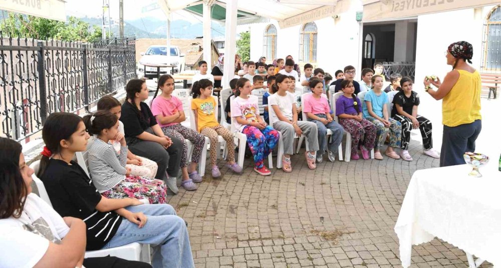 Gezici Kütüphane Çocukları Bilgiyle Donatıyor