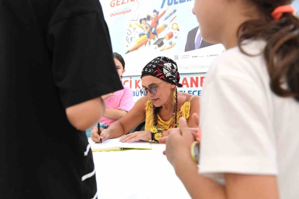 Gezici Kütüphane Çocukları Bilgiyle Donatıyor