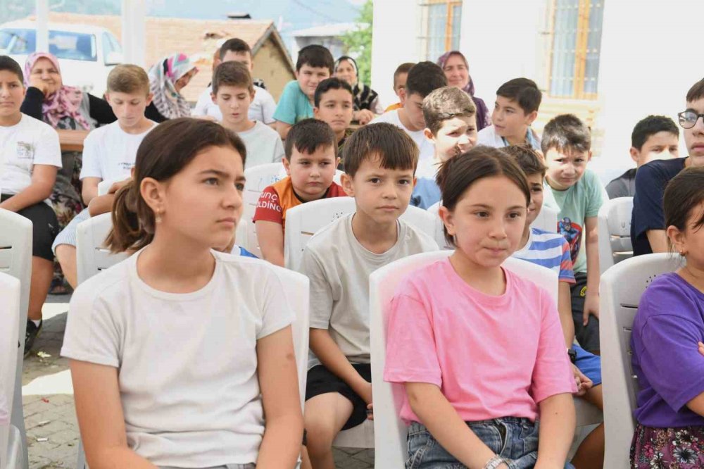Gezici Kütüphane Çocukları Bilgiyle Donatıyor